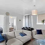 3 Bed Home W 2 Bathrooms &Free Parking Sleeps 6