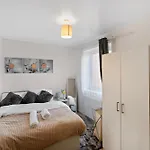 3 Bed Home W 2 Bathrooms &Free Parking Sleeps 6