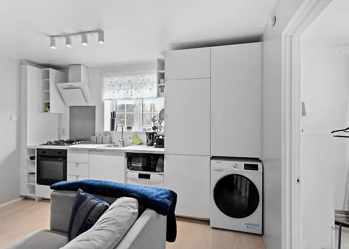 3 Bed Home W 2 Bathrooms &Free Parking Sleeps 6