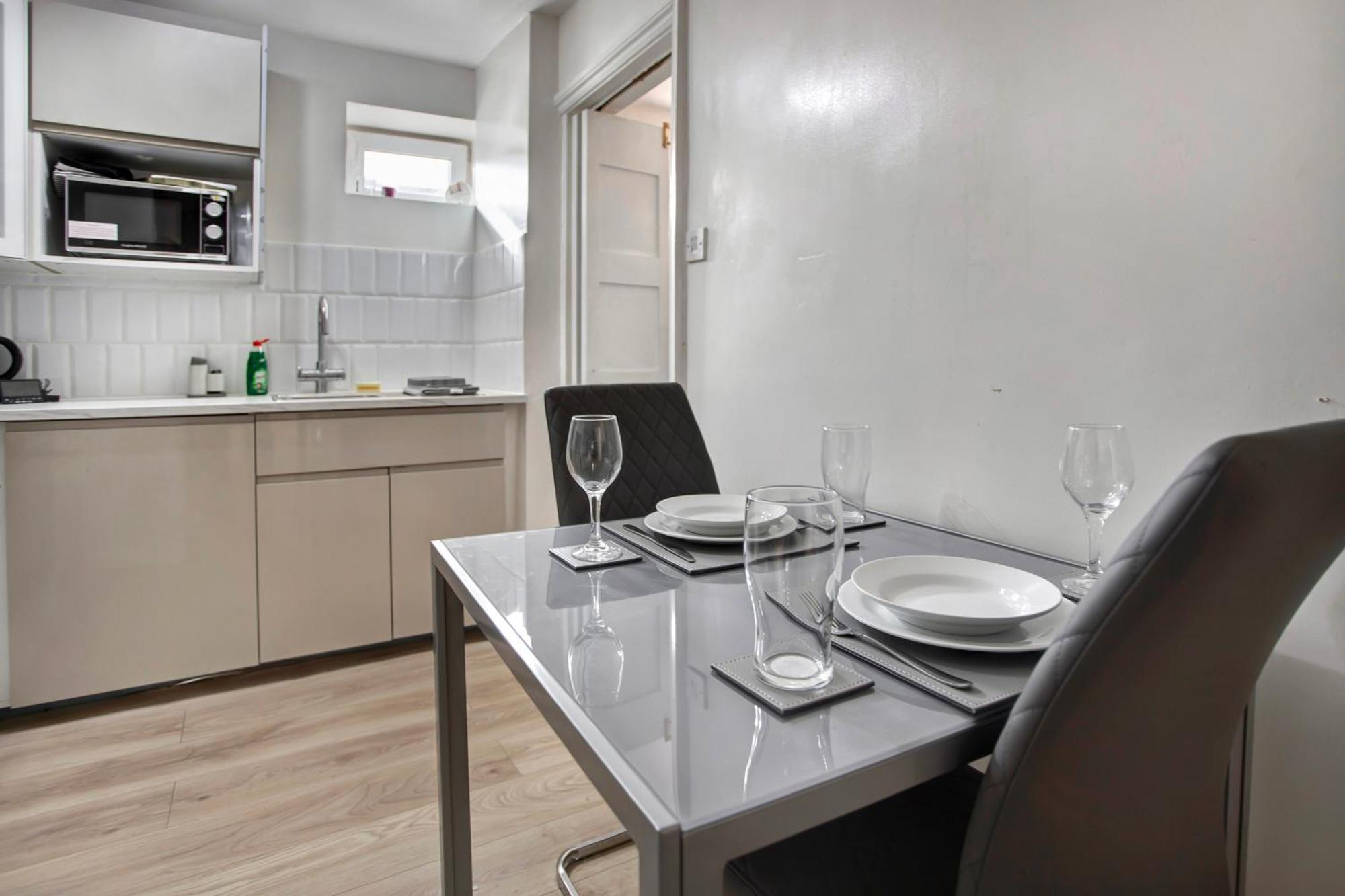 3 Bed W 2 Bathrooms &free Parking Sleeps 6 *