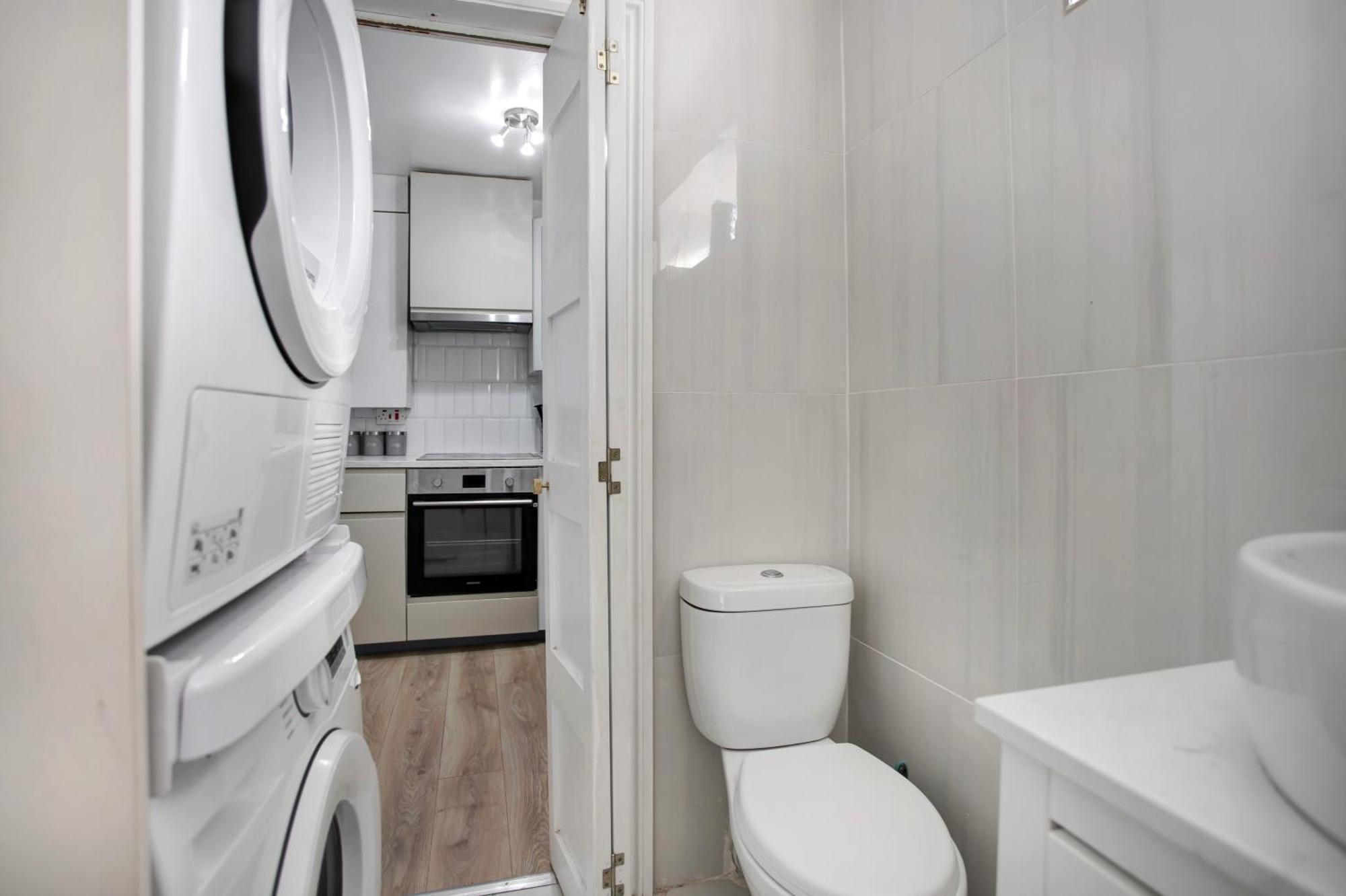 3 Bed W 2 Bathrooms &free Parking Sleeps 6 *