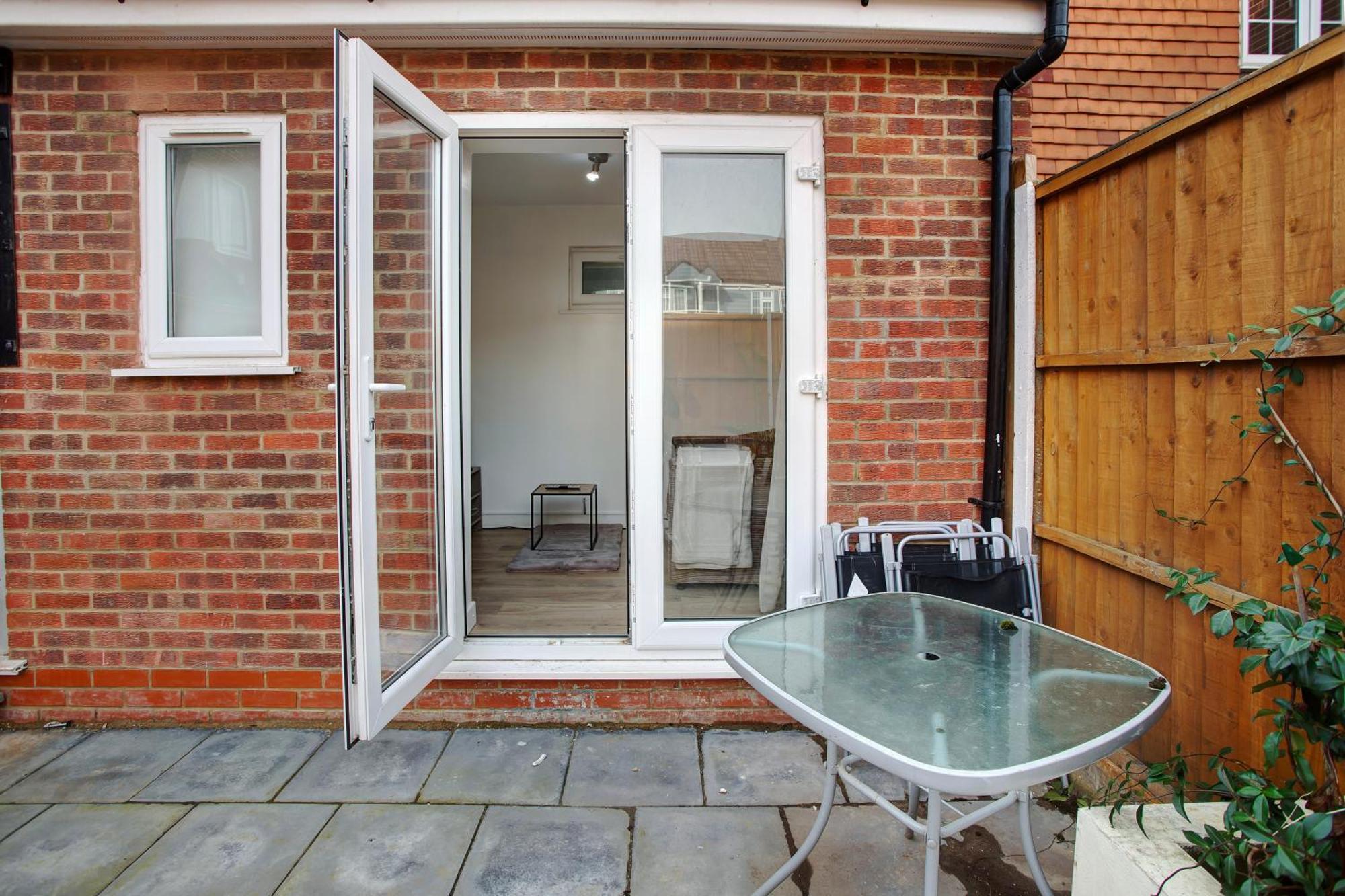 Ferienhaus 3 Bed W 2 Bathrooms &free Parking Sleeps 6 *
