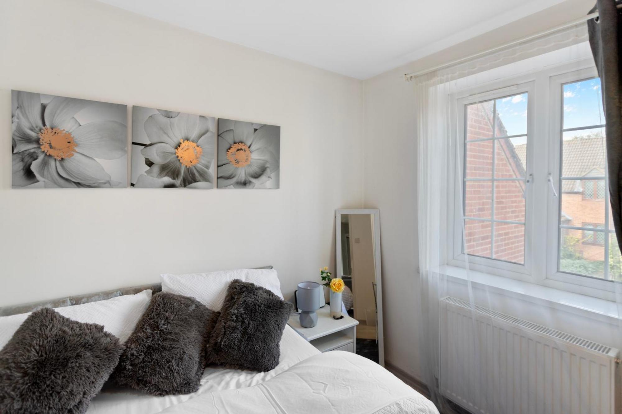 3 Bed W 2 Bathrooms &free Parking Sleeps 6 London